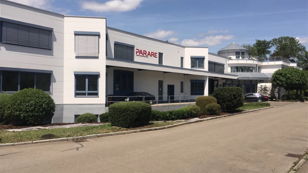 Außenansicht des PARARE Firmengebäudes mit Logo am Eingang