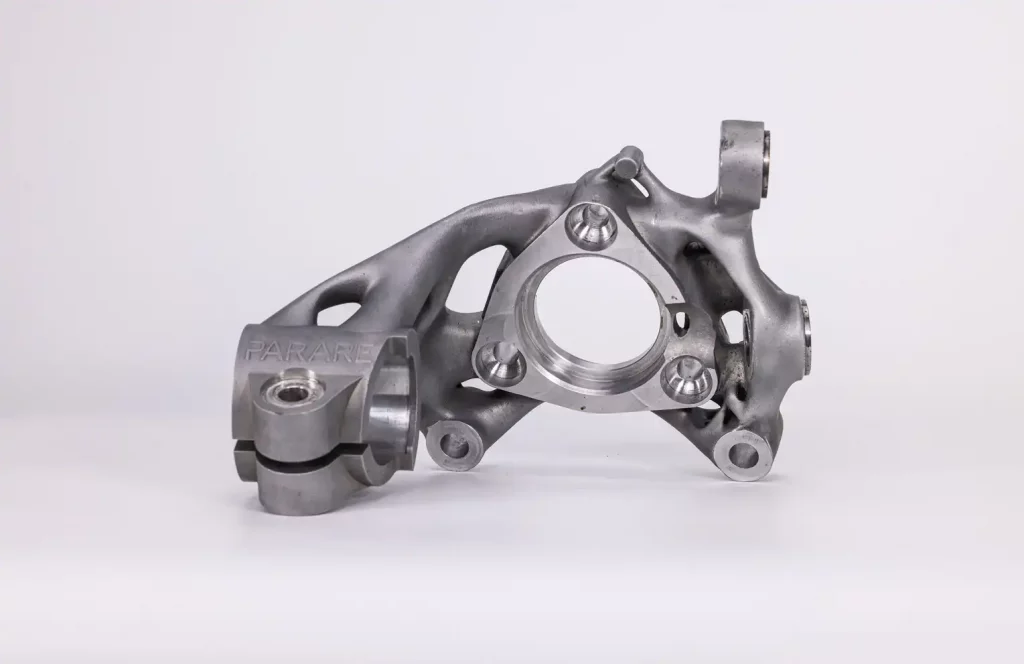 Leichtbauoptimierter Achsschenkel aus Metall für Motorsport-Anwendung, gefertigt im 3D-Druck