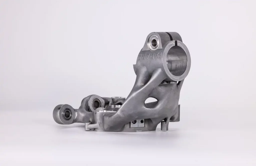 Leichtbauoptimierter Achsschenkel aus Metall für Motorsport-Anwendung, gefertigt im 3D-Druck
